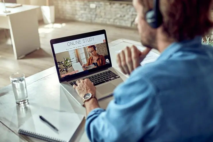 Pós-graduação online pela Fast University: Saiba os pré-requisitos. l Foto: Freepik