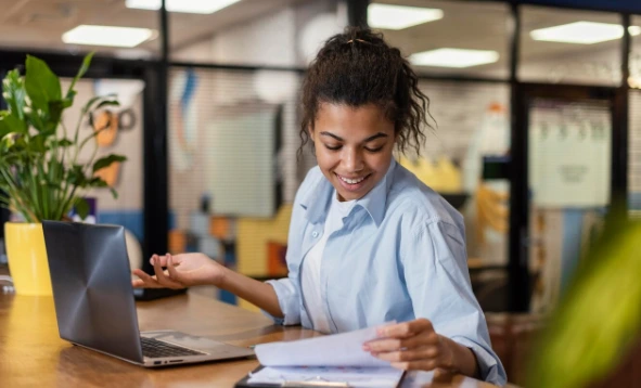 Criar um MBA online é uma das melhores maneiras de oferecer educação de qualidade sem a necessidade de grandes investimentos em infraestrutura física. | Foto: Freepik.