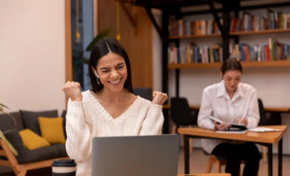 Definir o preço certo para um curso livre pode ser um grande desafio. Se o valor for muito baixo, você pode desvalorizar seu conteúdo. | Foto: Freepik.